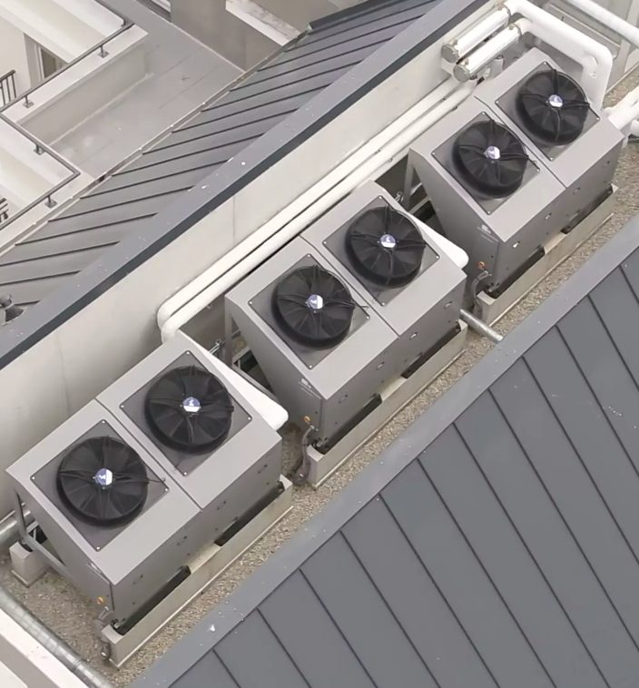 Unités extérieures de pompe à chaleur installées en toiture d'un bâtiment résidentiel collectif